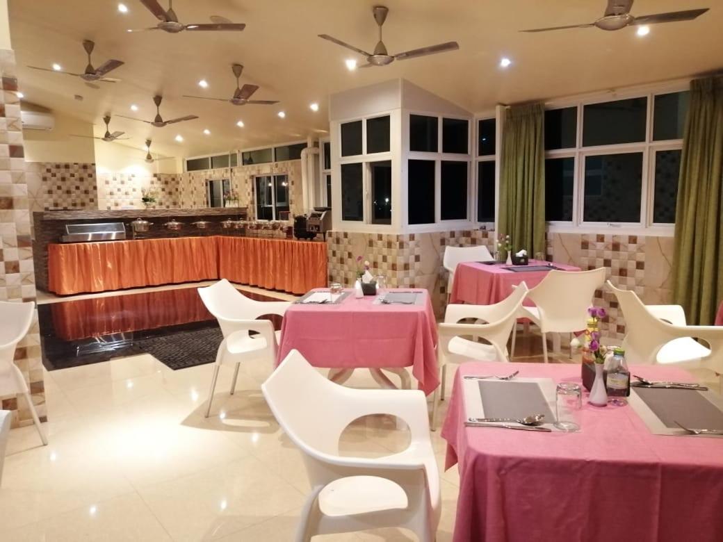 The Grand View Hotel Мале Екстериор снимка